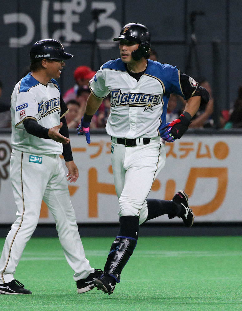 4回1死、本塁打を放った大田（右）は川名コーチとタッチを交わす（撮影・高橋茂夫）