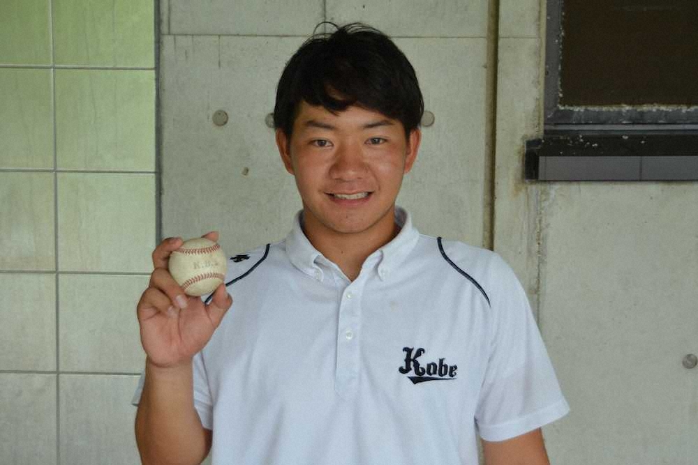 ＜神戸大・奈良学園大＞リーグ戦初完投を完封で飾った神戸大・藤原はウイニングボールを手に笑顔