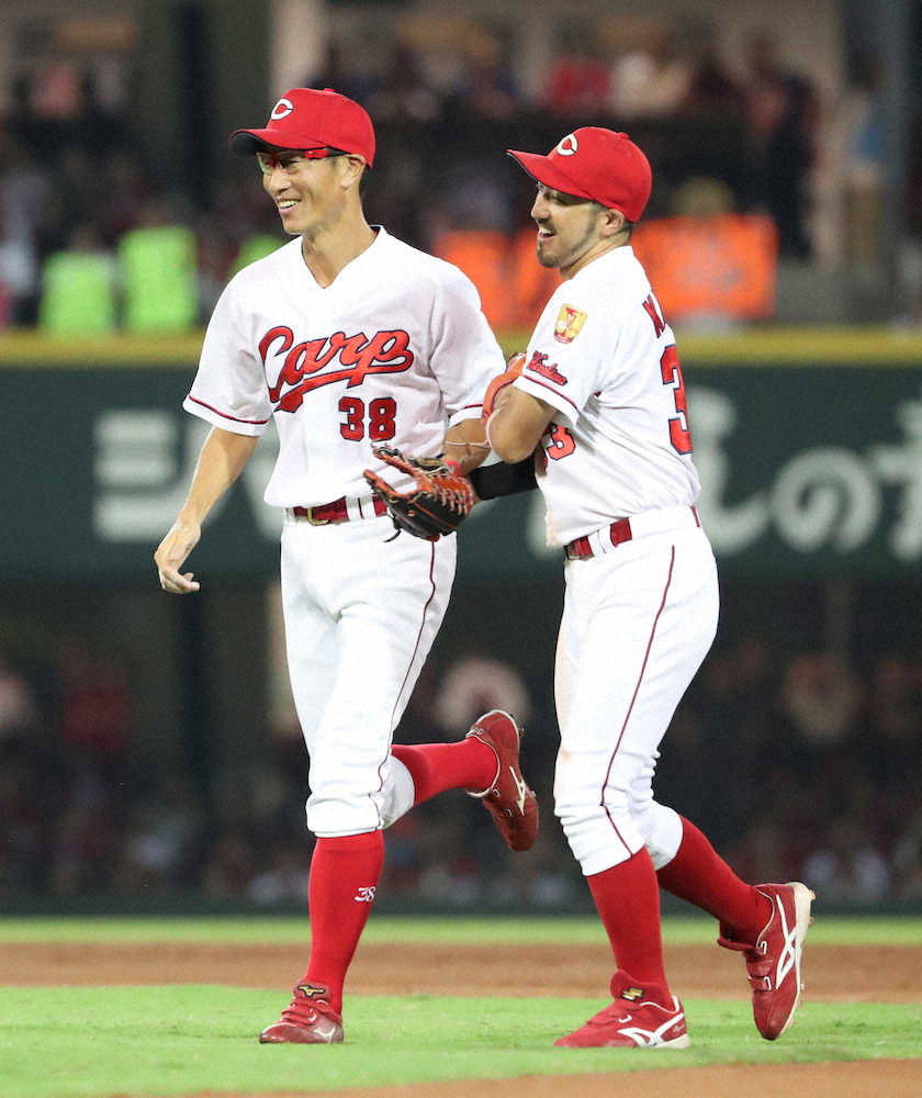 【画像・写真】広島・赤松、セレモニーで謝罪「1軍に上がれず引退試合になってしまってすみません」菊池涼は号泣