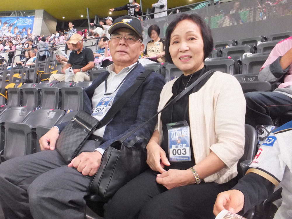 札幌ドームで日本ハム・田中賢の引退試合を見守った父・義文さんと母・邦子さん