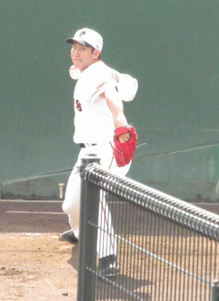 ジャイアンツ球場のブルペンで投球練習を行う巨人・菅野　　　　　　　　　　　　　　　　　　　　　　　　
