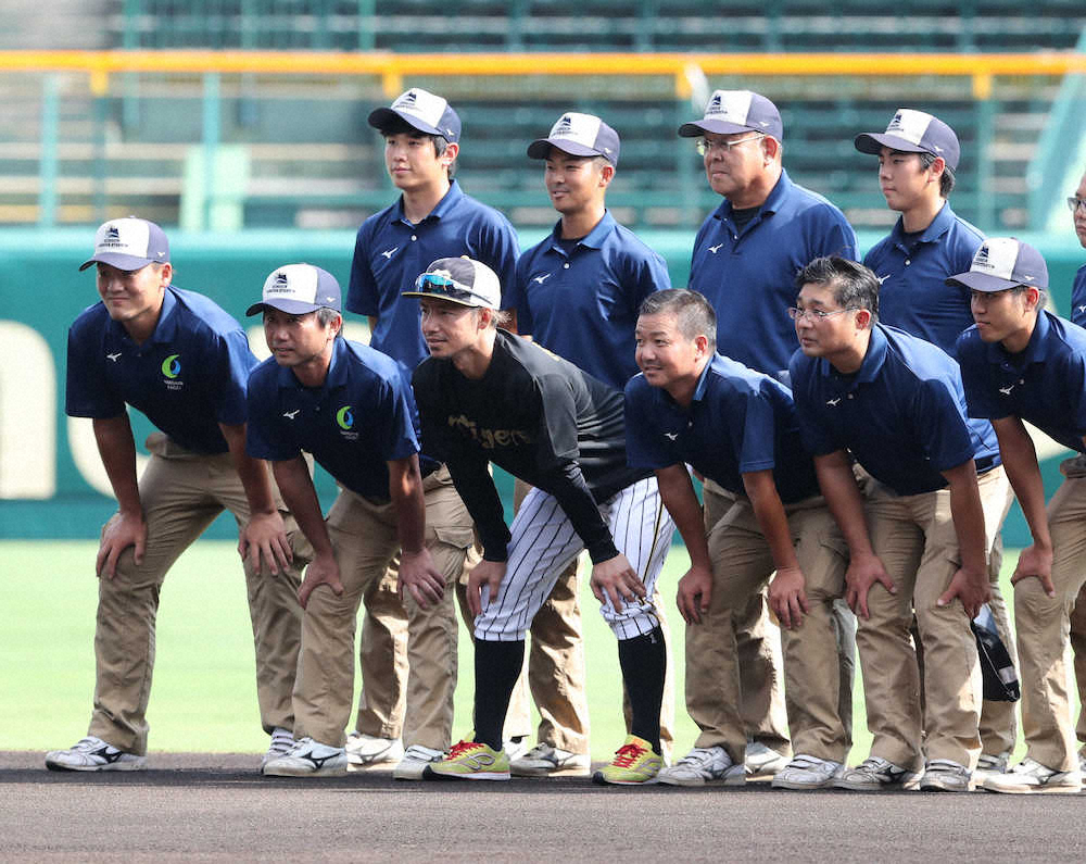 【画像・写真】今季限りで阪神退団の鳥谷　レギュラーシーズン最終戦へ　Tシャツサプライズに「ありがたい」