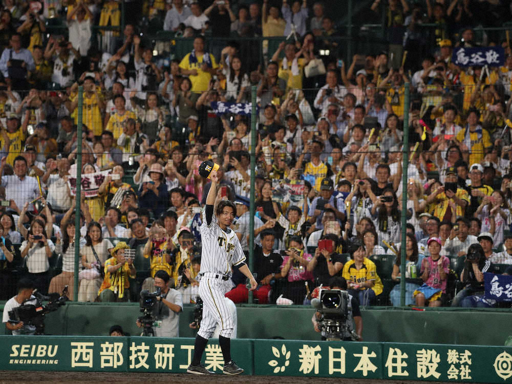 阪神ファンの大きな声援に応え、もう一度グラウンドへと姿を現した鳥谷　（撮影・平嶋　理子）