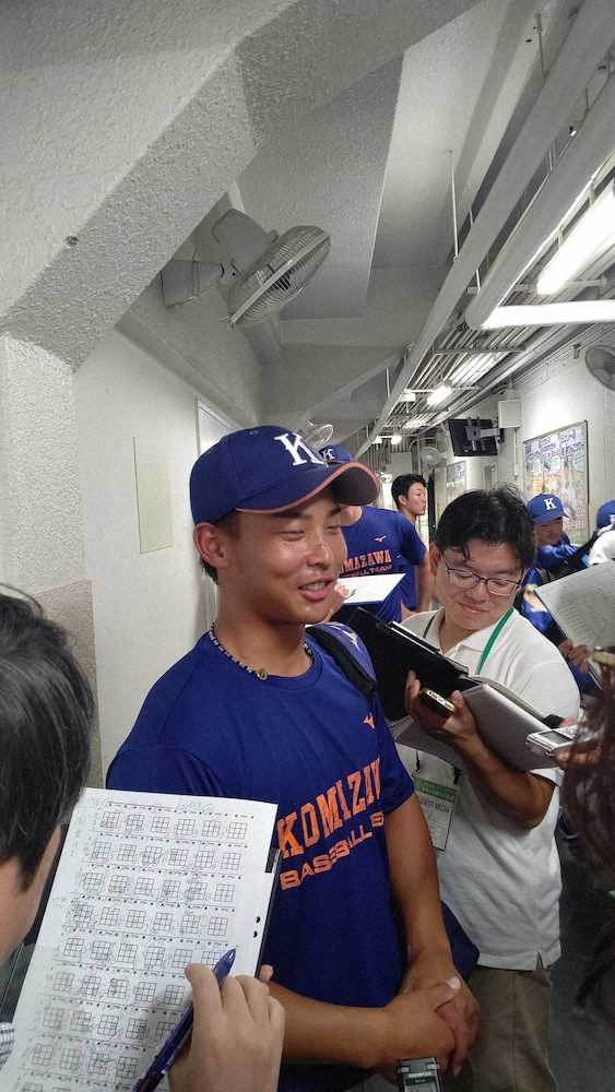 今季初勝ち点を挙げ報道陣に笑顔を見せる駒大・上野