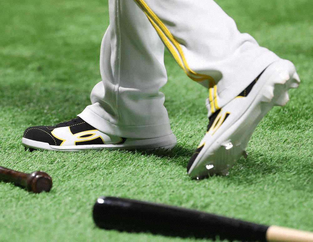 【画像・写真】ソフトB・柳田　下克上へ“新スパイク”軽量化も成功「良い感じ。滑らない」