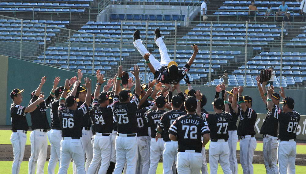 【画像・写真】ソフトB　弟分は日本一　4年ぶり4度目、二保がMVP