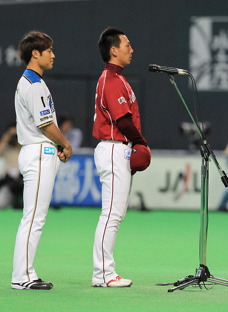 2011年4月2日、東日本大震災の復興支援試合で、スピーチする楽天・嶋（右）