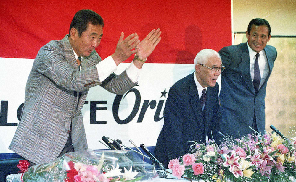 金田監督（左）の就任会見に同席した有藤前監督（右）