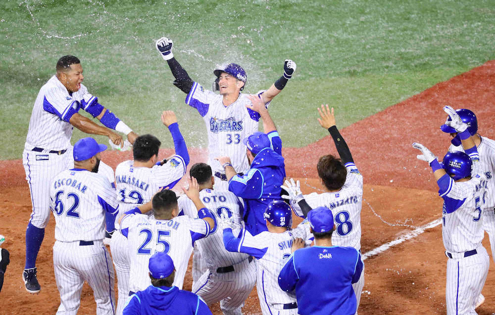 【画像・写真】DeNA　乙坂　CS史上初代打サヨナラ弾　ラミレス監督起用は「120％フィーリング」