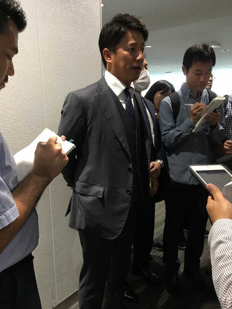 【画像・写真】福岡空港内で取材対応した楽天・平石監督