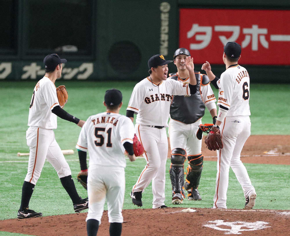 【画像・写真】巨人、セ覇者の貫録　CSファイナル開幕戦快勝　丸＆岡本連弾　山口8回途中1失点、126球7K力投
