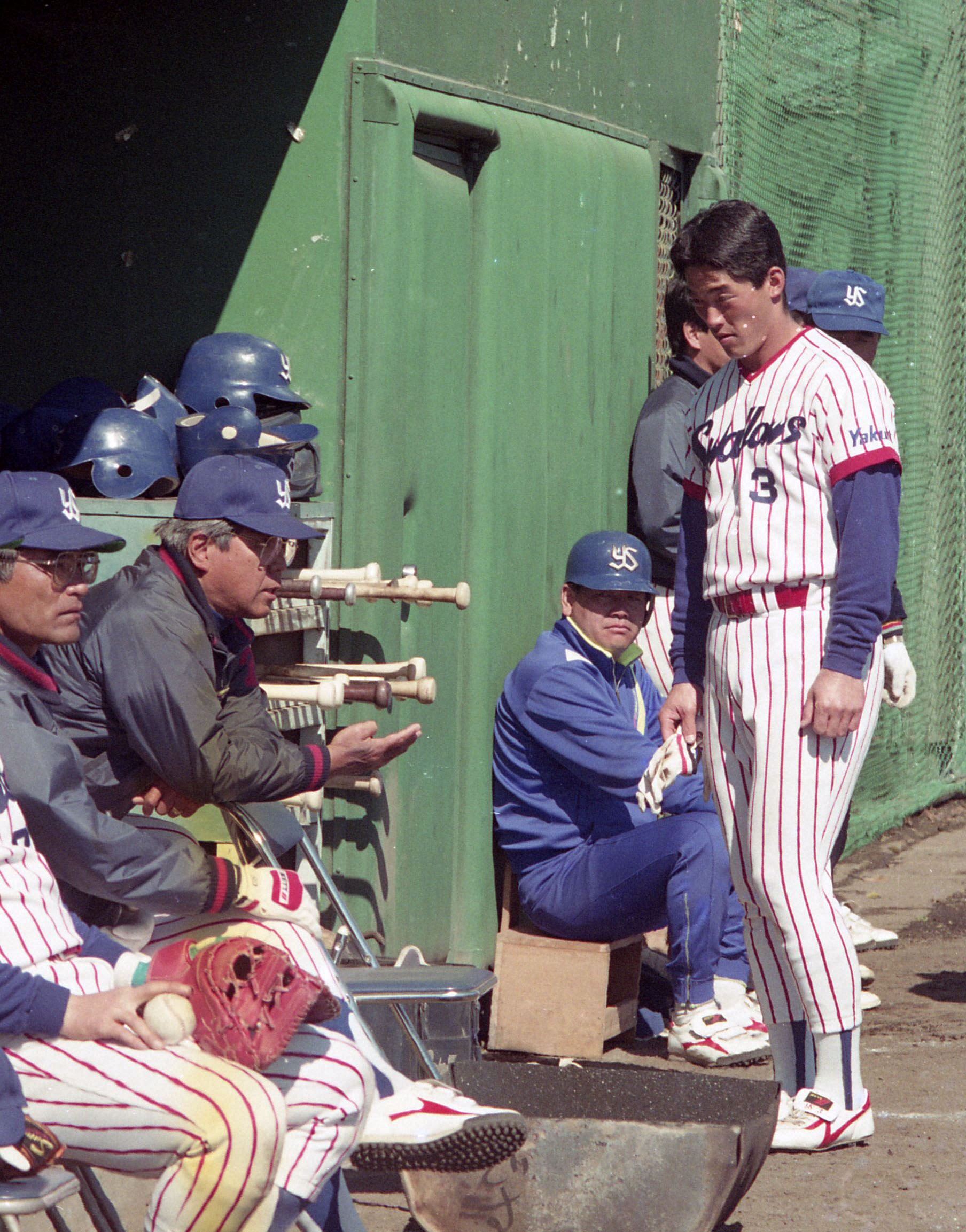 【画像・写真】1991年、長島の怠慢プレーに対しベンチ前で注意する野村監督