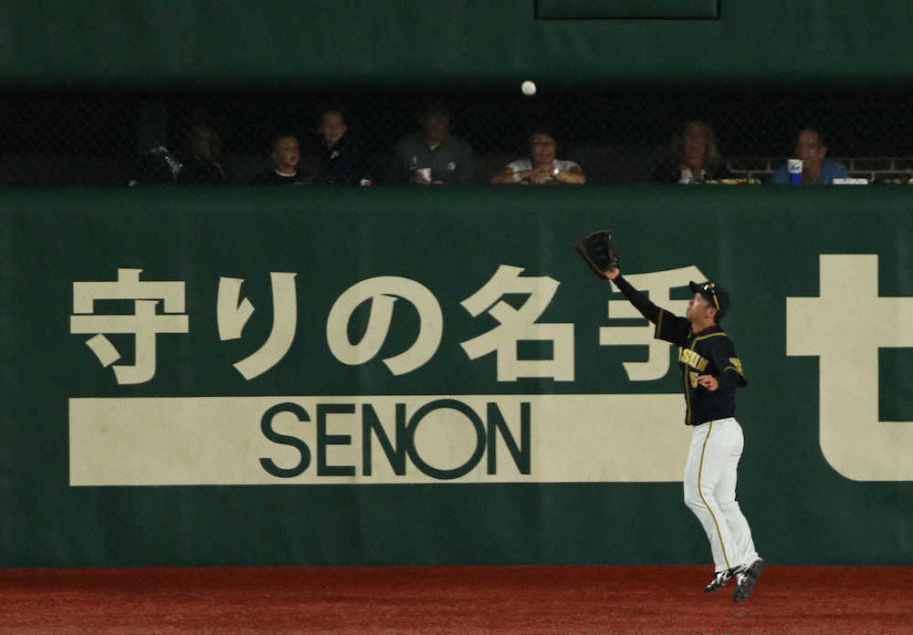 【画像・写真】7回1死、亀井の打球を好捕する近本（撮影・木村　揚輔）