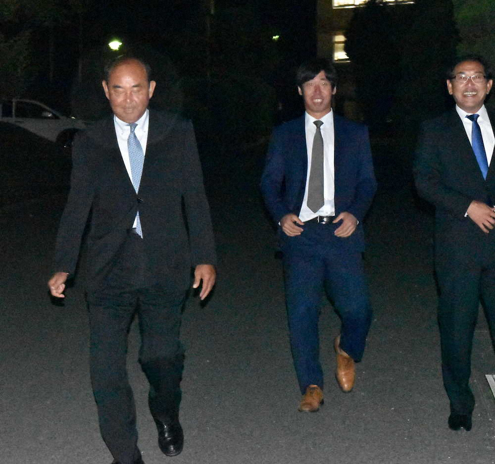 面談に訪れたDeNAの（左から）吉田孝司スカウト部長、桑原義行育成GL、進藤達哉編成部長