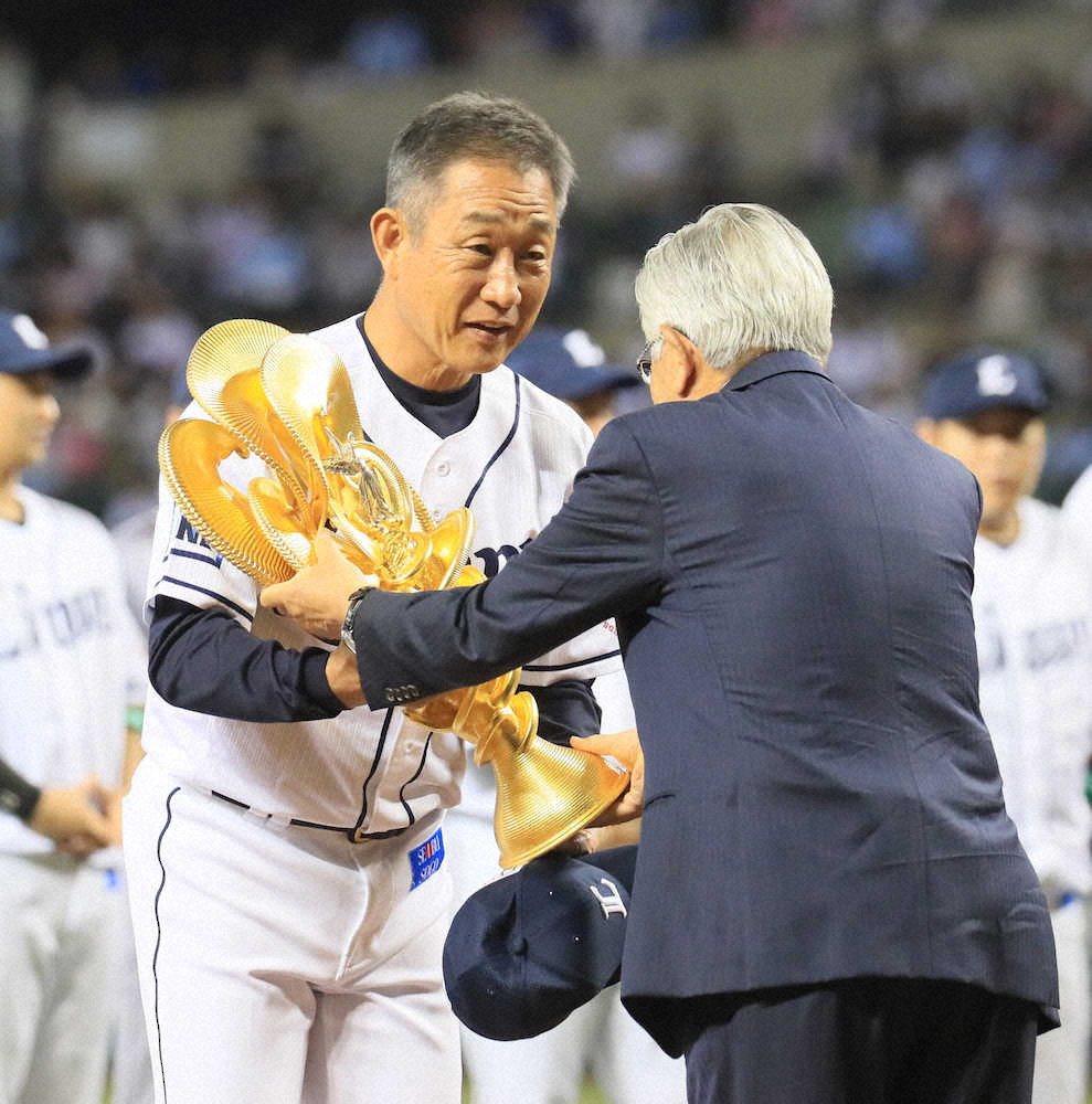 【画像・写真】西武・辻監督に優勝ペナント授与　有言実行Vに表彰式大歓声