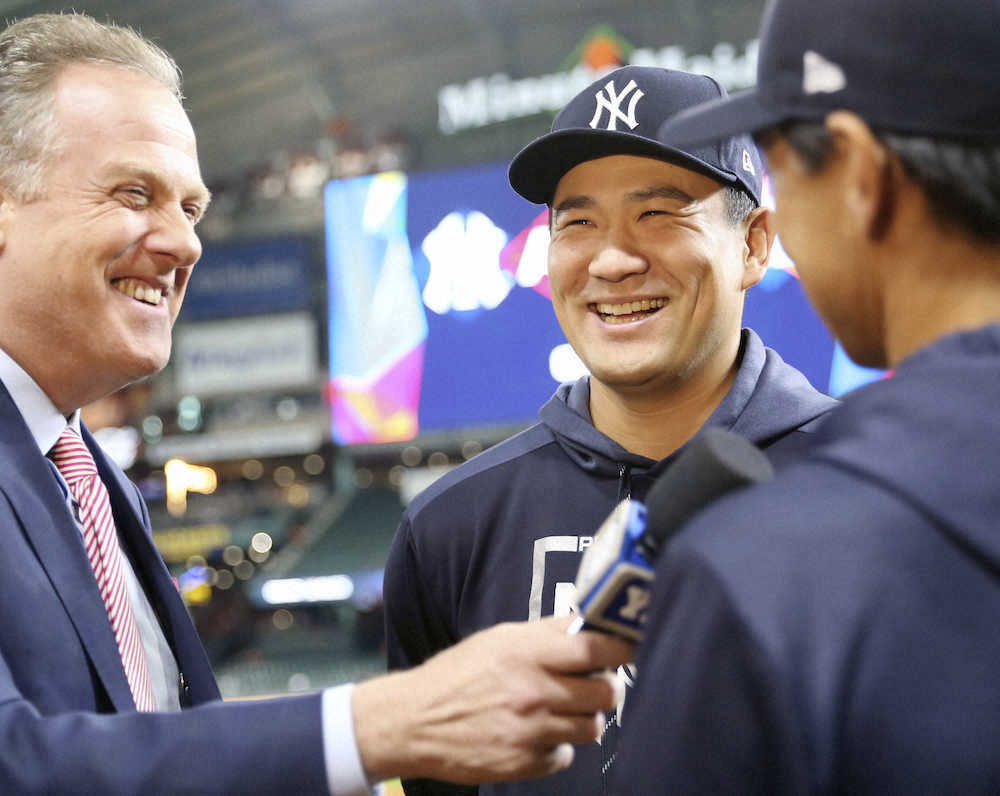 勝利投手となり、笑顔でインタビューに答えるヤンキース・田中
