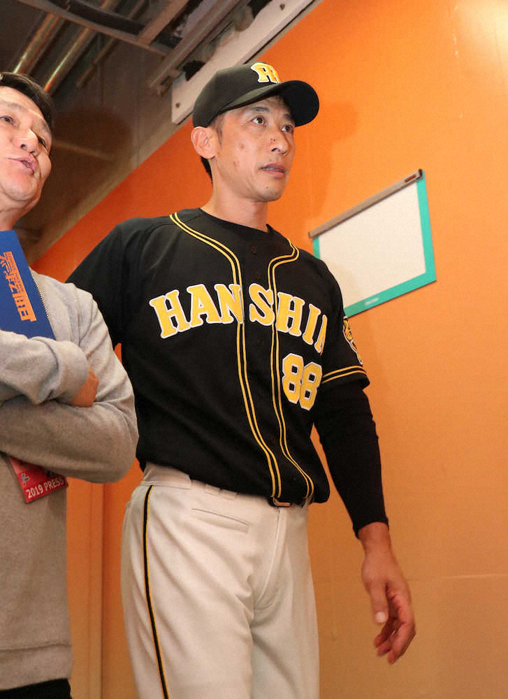 【画像・写真】東京ドームを後にする矢野監督（撮影・坂田　高浩）　
