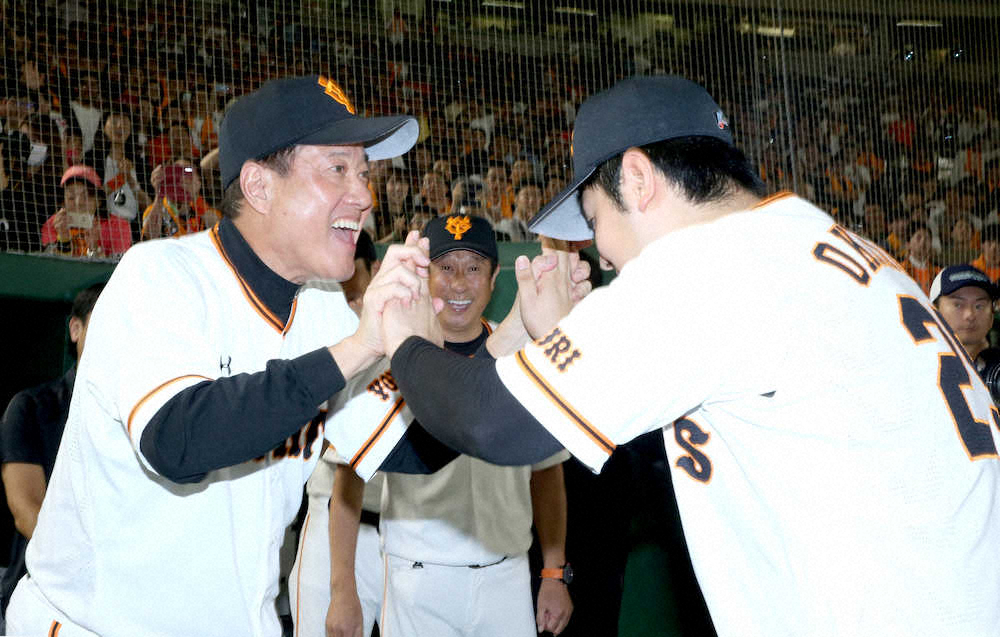 【画像・写真】MVPに選ばれた岡本（右）を笑顔で出迎える原監督（撮影・森沢裕）