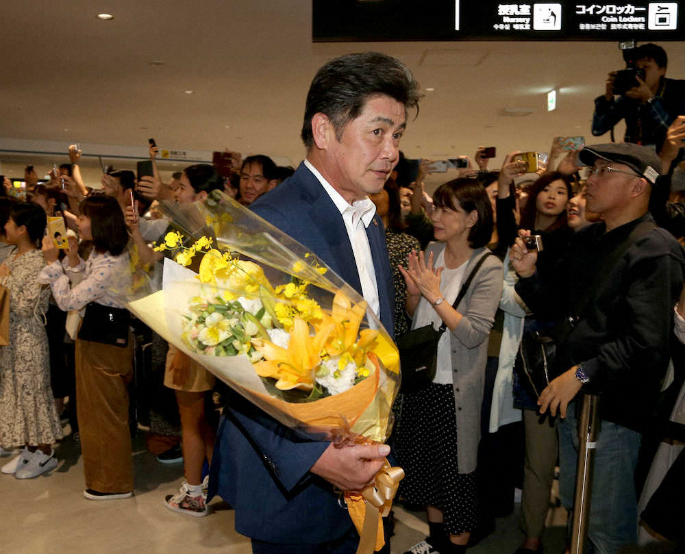 【画像・写真】CSステージを終え、帰福した工藤監督はファンの出迎えの中、引き揚げる（撮影・中村達也）