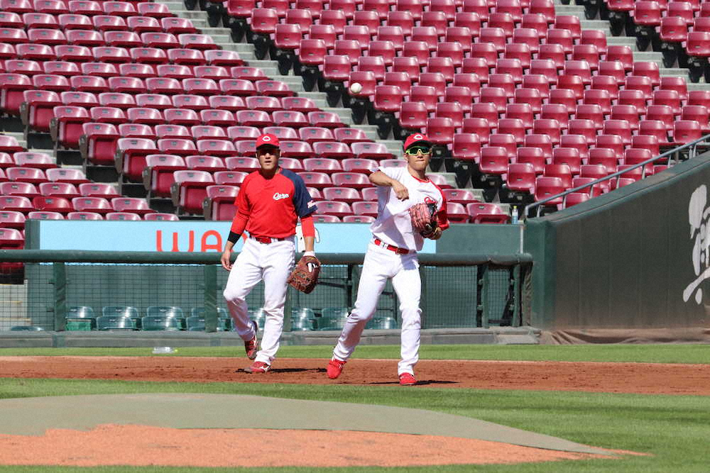 【画像・写真】居残り特殊で内野に挑戦した西川（右）と磯村