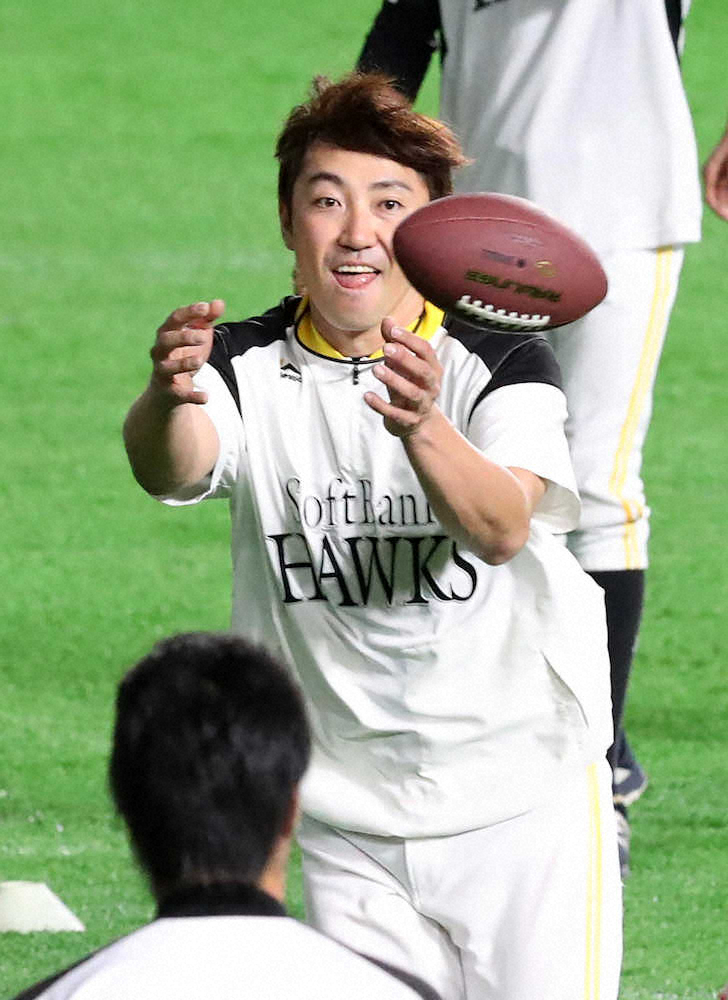 ソフトb内川 ラグビー日本8強入り刺激 アメフットのボールでパス回し 頑張ろうと元気もらう スポニチ Sponichi Annex 野球