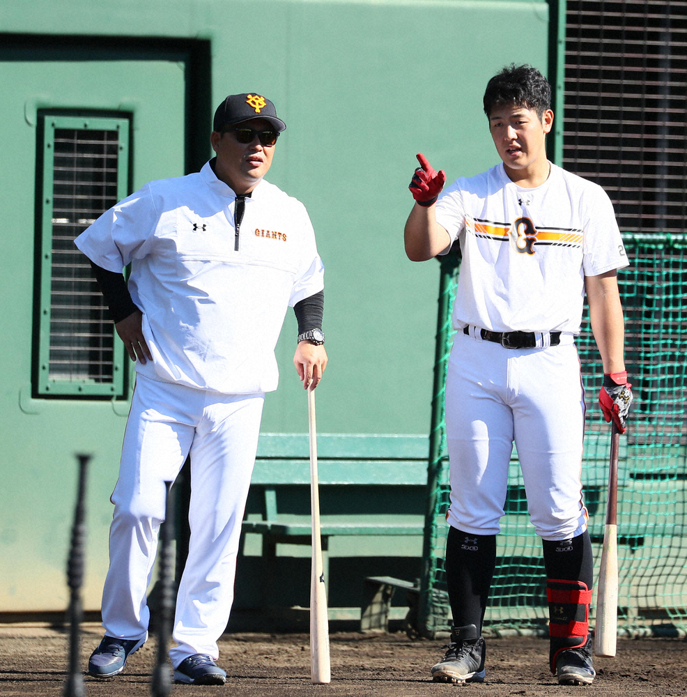 昨年の秋季練習で岡本和真内野手（右）と話す村田修一ファーム打撃コーチ