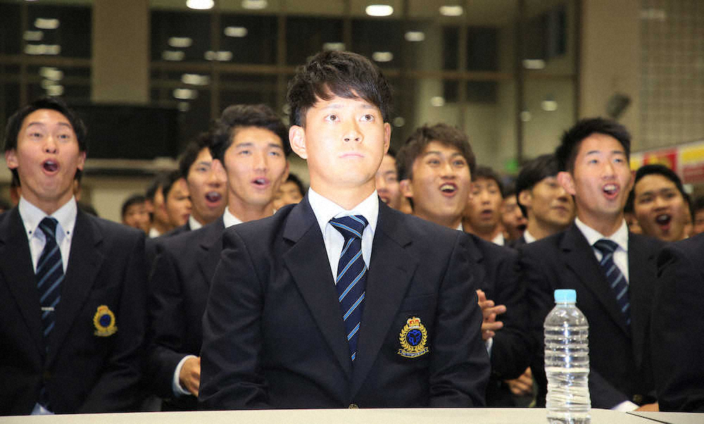 【画像・写真】ヤクルト2位指名の日体大・吉田「1年目から2ケタ勝てるように」