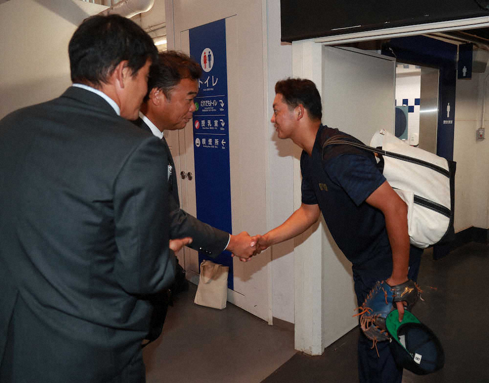 【画像・写真】ロッテドラフト2位　東洋大・佐藤都が“指名御礼”の今季1号