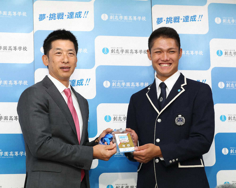 【画像・写真】阪神　ドラフト1位指名の西純矢にあいさつ　矢野監督、笑顔で「やってくれんねんな！」