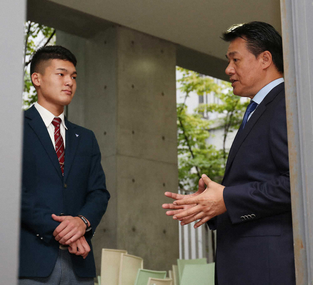 【画像・写真】中日　ドラフト1位の石川　与田監督から指名あいさつ、初対面に「オーラすごかった」