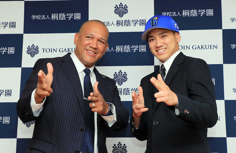 【画像・写真】指名あいさつに訪れたラミレス監督（左）と「ゲッツ」ポーズ決めるDeNA1位指名の森（撮影・久冨木　修）　