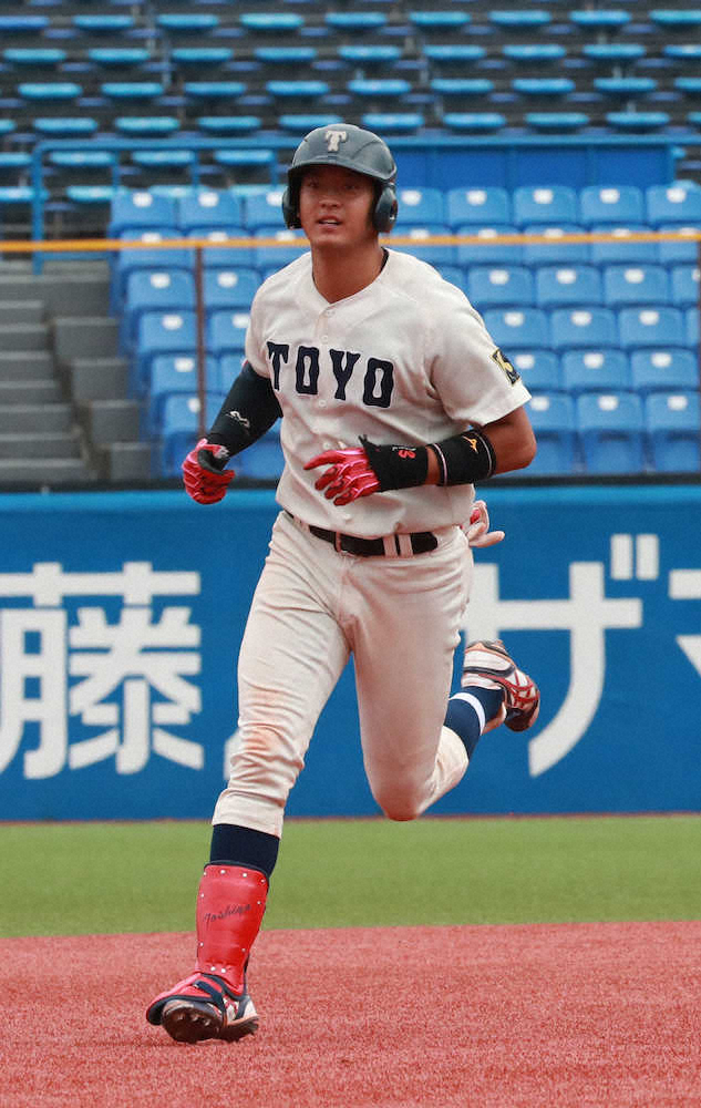 【画像・写真】8回2死一塁、右越え2ラン本塁打を放った東洋大・佐藤都（撮影・郡司　修）