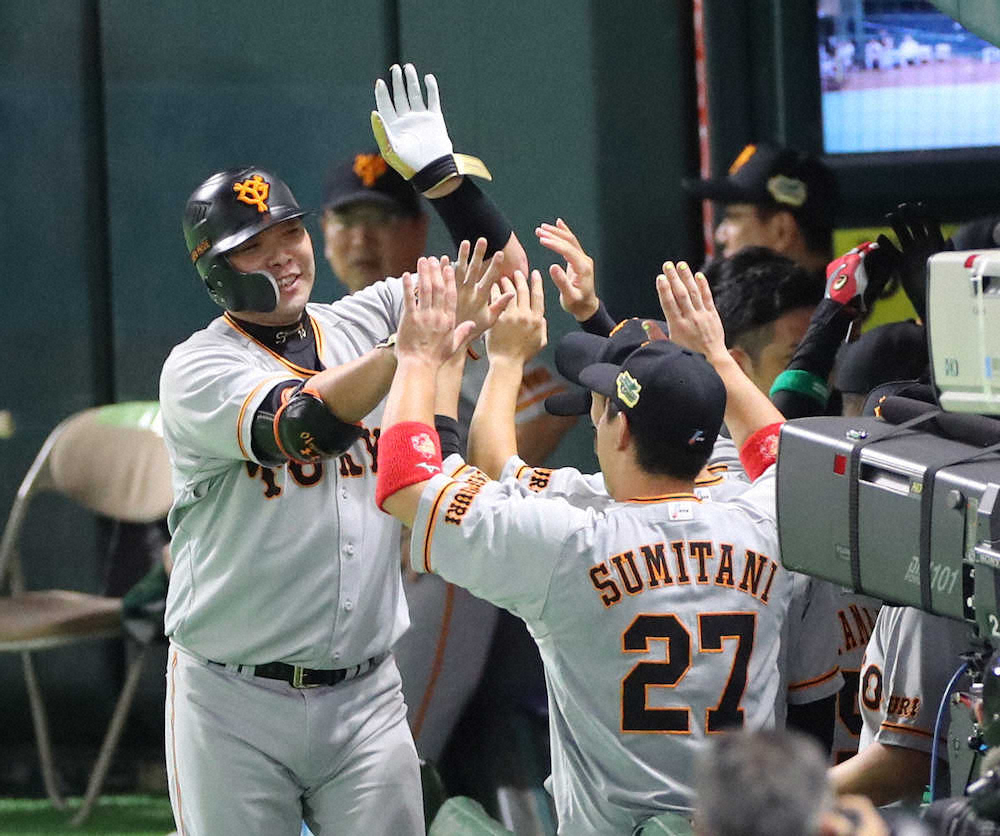 【画像・写真】巨人・阿部、いきなり打った！第1打席初球を先制ソロ！3年連続開幕投手の千賀撃ち