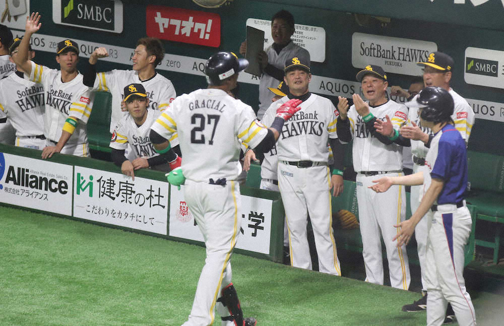 【画像・写真】ソフトB　グラシアルが逆転2ラン！巨人・阿部ソロで先制許すも即反攻