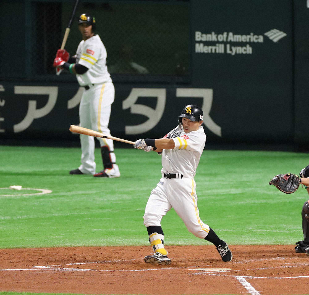＜日本シリーズ　ソ・巨1＞　2回1死、中村晃は右翼線二塁打を放つ（撮影・大森　寛明）