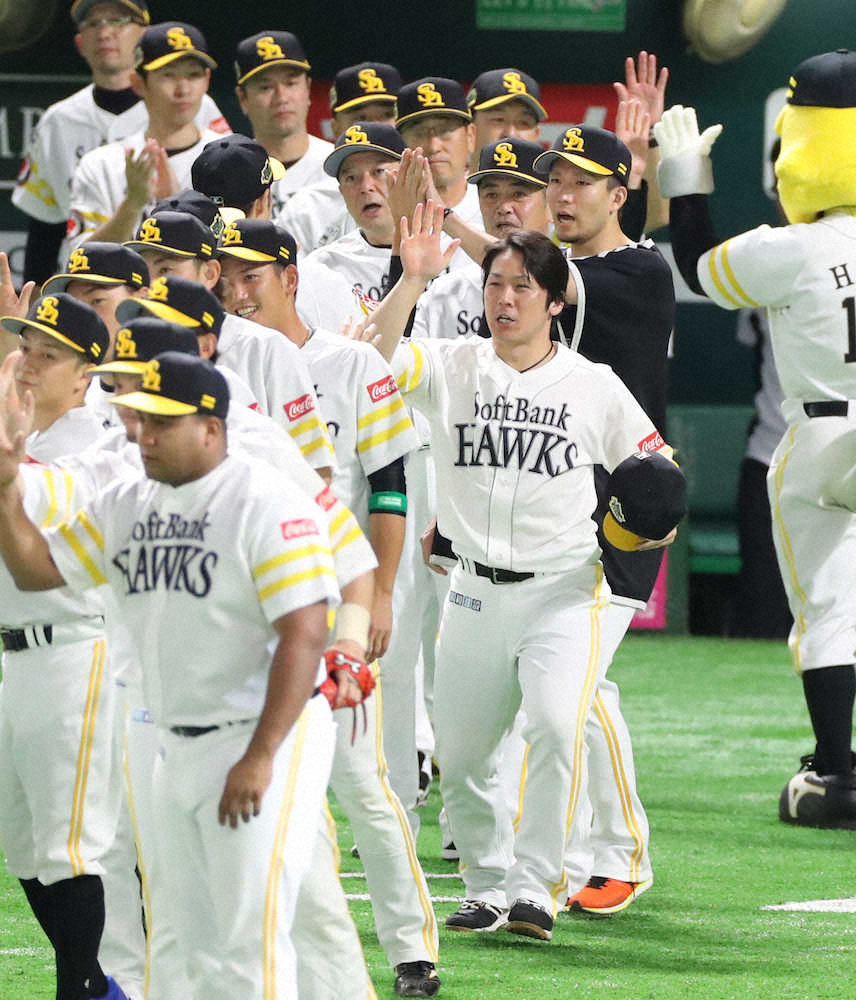 【画像・写真】ソフトB工藤監督、千賀の力投を絶賛「初戦の緊張する中、素晴らしいピッチング」