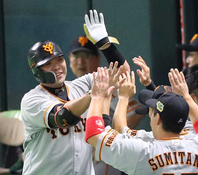 【画像・写真】2回1死、先制ソロを放ち、ナインとハイタッチをかわす阿部（左）（撮影・大森　寛明）