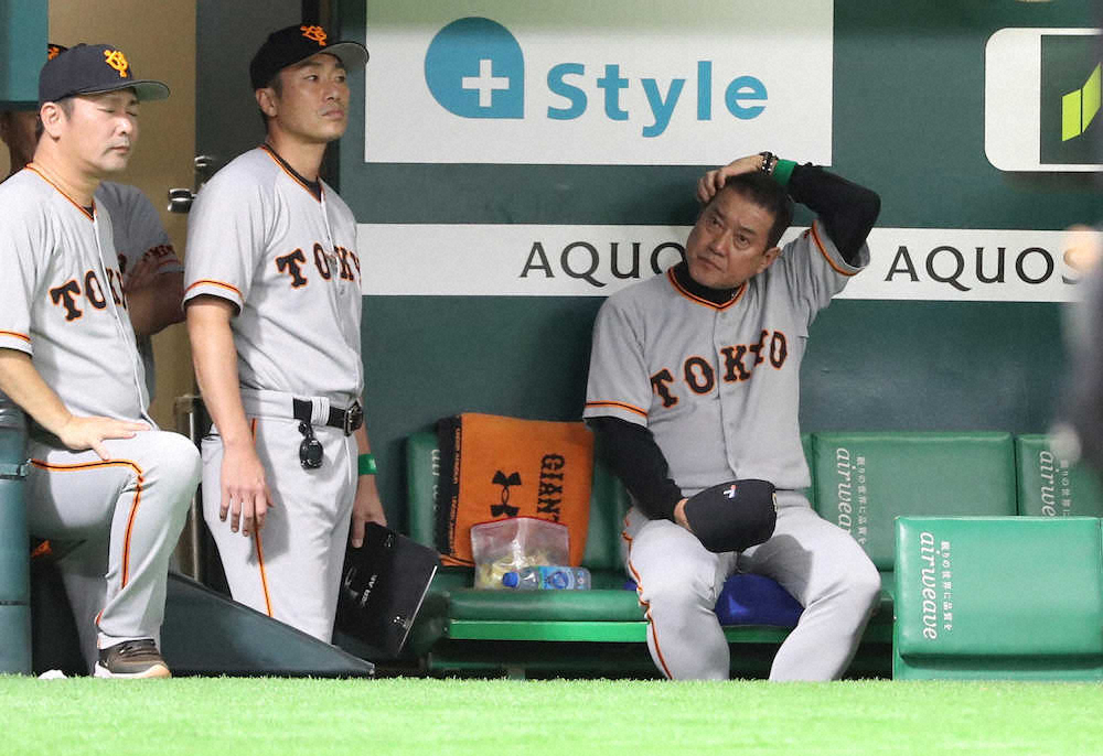 【画像・写真】ベンチで渋い表情の原監督（右）（撮影・岡田　丈靖）