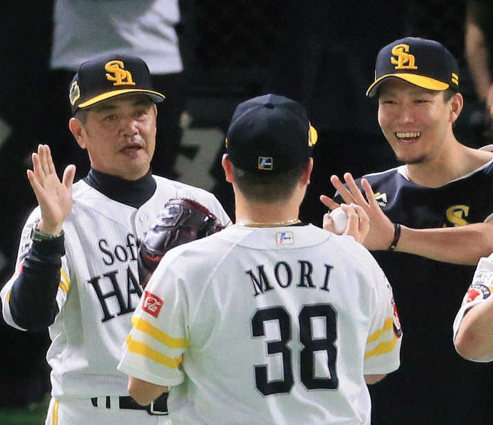 【画像・写真】最後を締めた森（中央）からウイニングボールを受け取り笑顔を見せる千賀（右）、左は工藤監督（撮影・尾崎　有希）