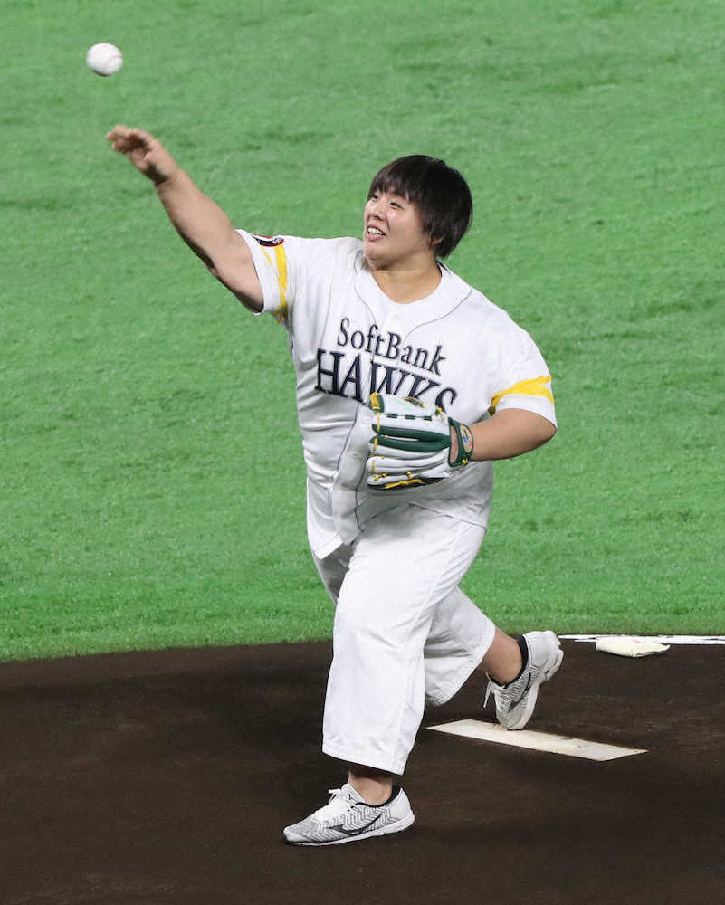 日本s開幕戦 ソフトbファンの柔道女子78キロ超級 素根が始球式 しっかり投げられた スポニチ Sponichi Annex 野球