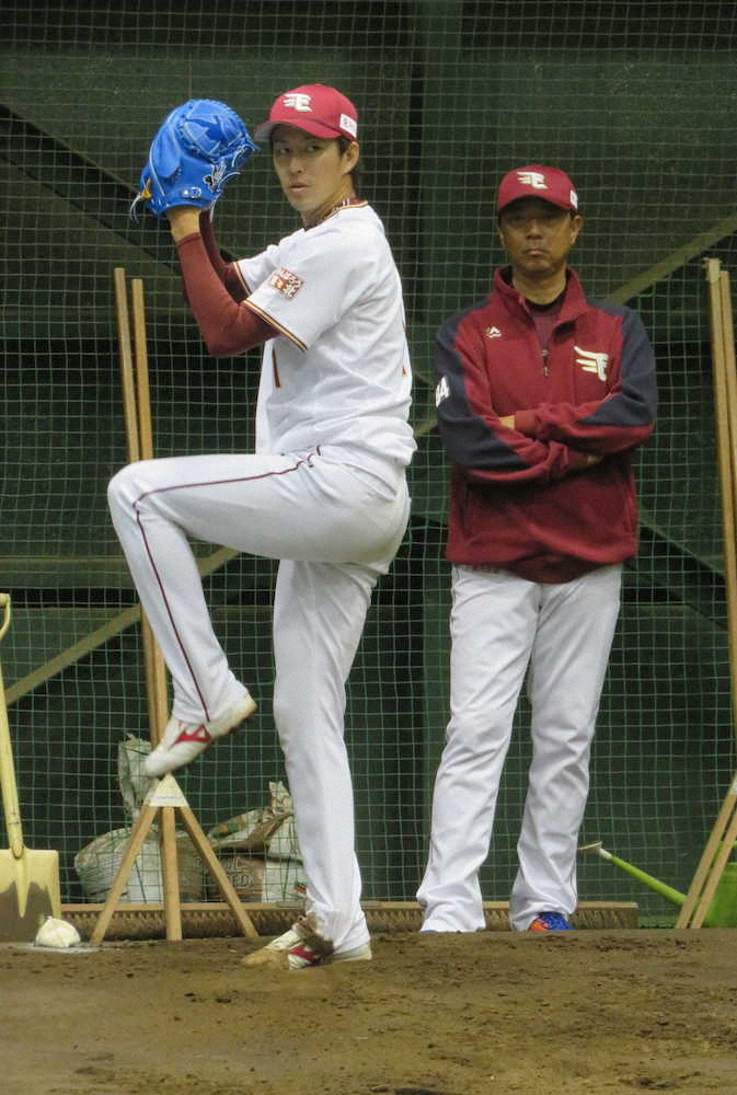 楽天・岸（左）は、伊藤投手チーフコーチが見つめる前で投球練習