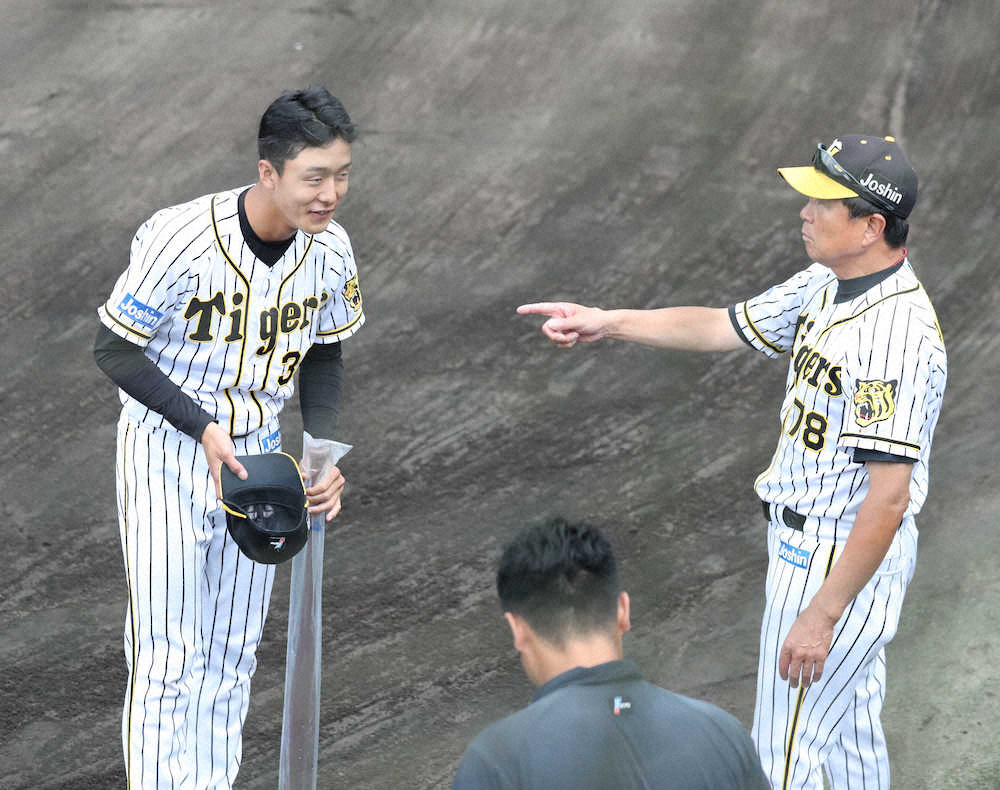 試合後、平田2軍監督（右）に介されて、近藤（手前）に挨拶する小幡