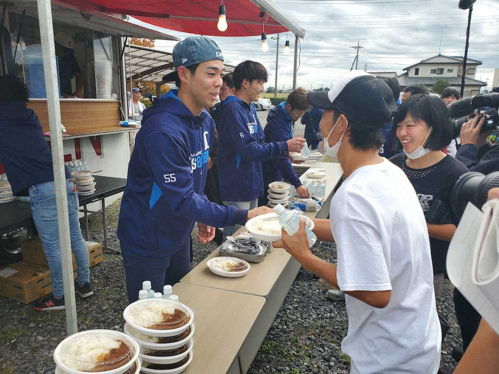 【画像・写真】西武・秋山、外崎、源田“埼玉つながり”で被災地訪問　サッカー浦和・阿部呼び掛けに応えた