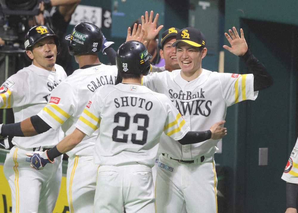 【画像・写真】ソフトB　3年連続日本一へ圧巻3発で2連勝！本拠試合シリーズ13連勝　巨人9回に反撃も