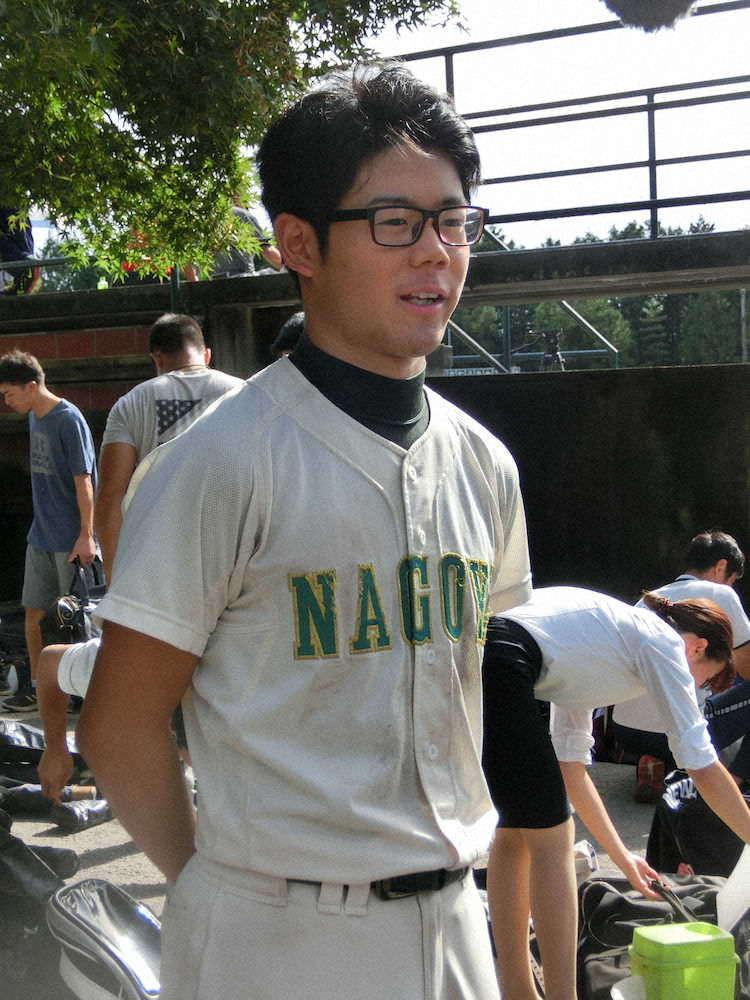 愛知大学野球秋季リーグ3部優勝を決め、試合後に安堵の名古屋大・松田