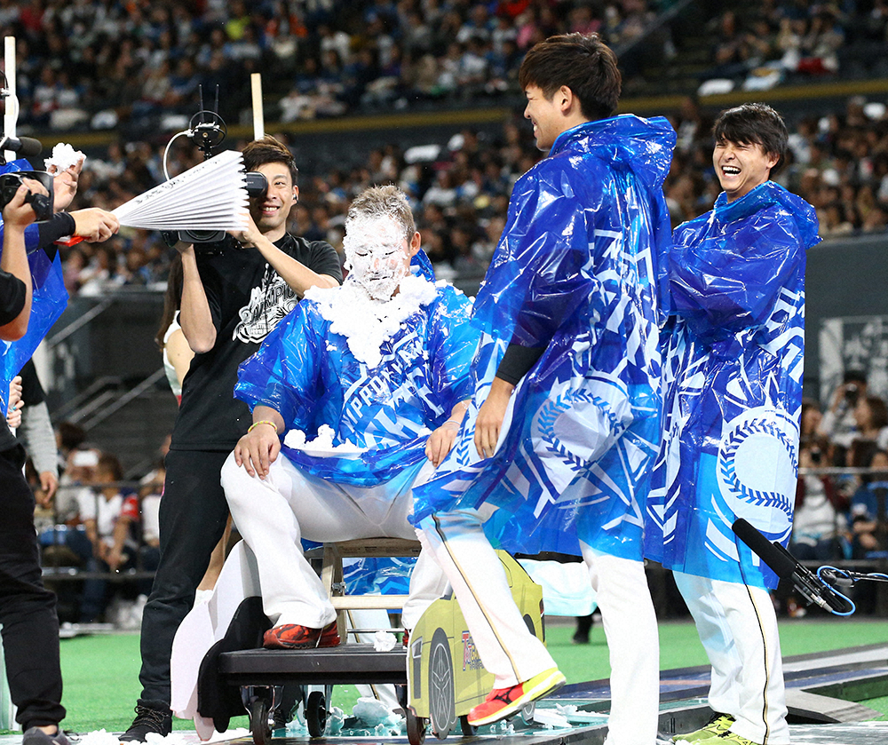 昨年11月に行われた日本ハムのファンフェスティバルで、罰ゲームでパイまみれになる中田（中央）