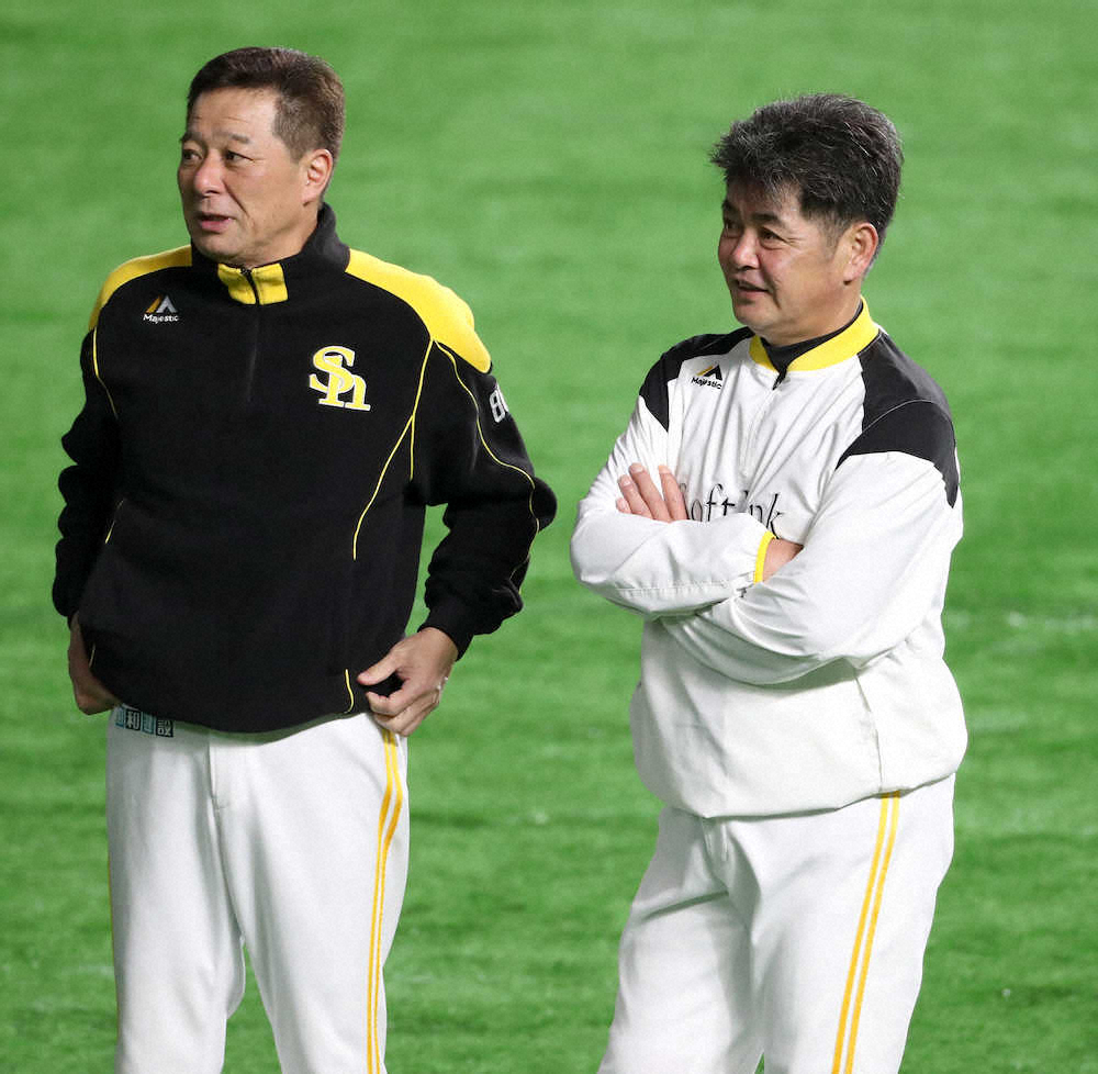 【画像・写真】森コーチと練習を見つめる工藤監督（右）（撮影・中村達也）
