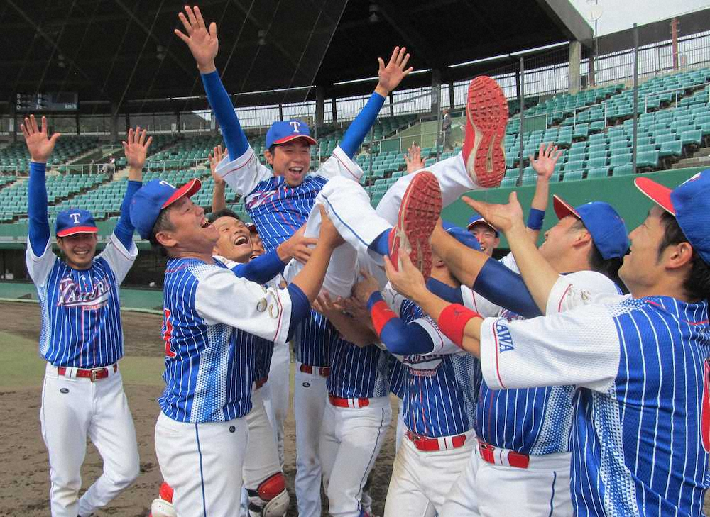 【画像・写真】優勝したたむら動物病院ナインは泉亮輔監督を胴上げ