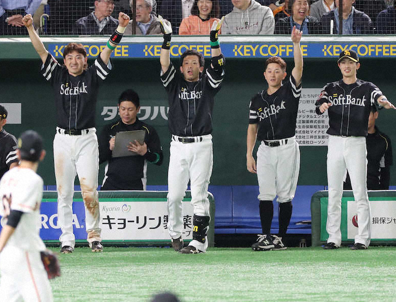 【画像・写真】ソフトB　3連勝で日本一王手！デスパ“守備リスク”も2打席連続適時打　「攻撃的オーダー」大当たり