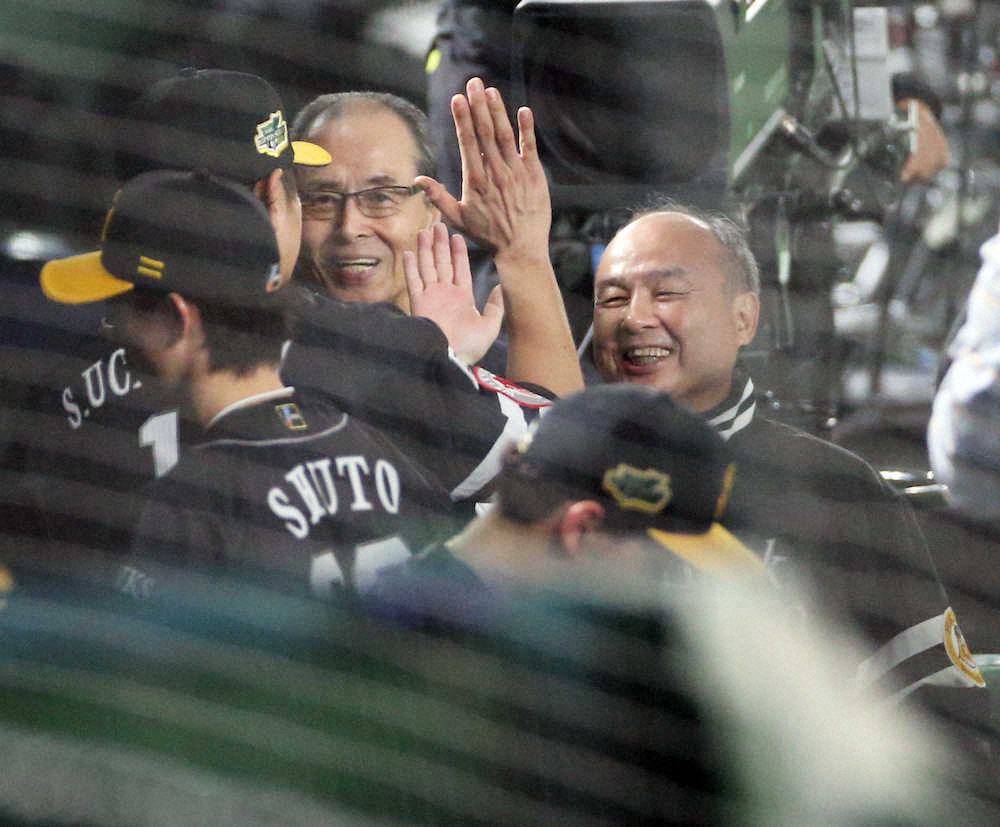 日本一に王手をかけ、ナインを笑顔で出迎える孫オーナー（右）と王会長（撮影・北條　貴史）